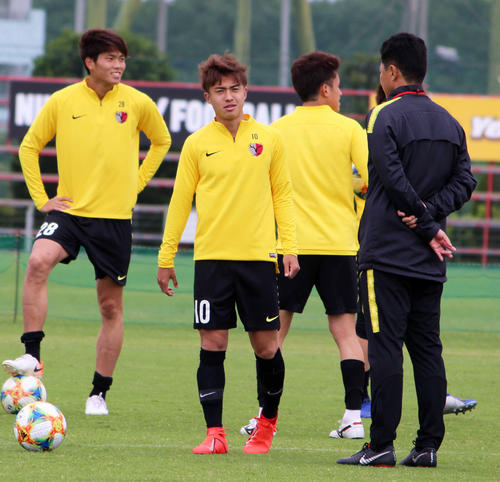 南米選手権前最後のチーム練習を終えて、大岩剛監督（右）と話すFＷ安部裕葵（撮影・杉山理紗）