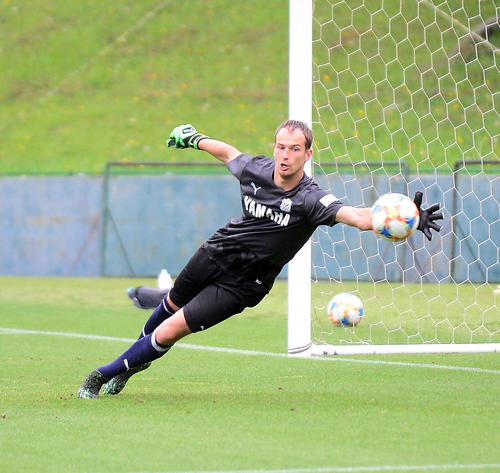 シュートを止める磐田GKカミンスキー