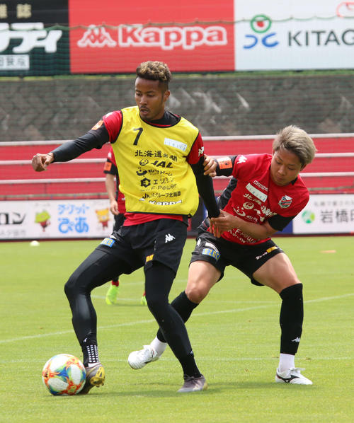 全体練習に復帰した札幌FW鈴木（左）。右はMF中原（撮影・保坂果那）