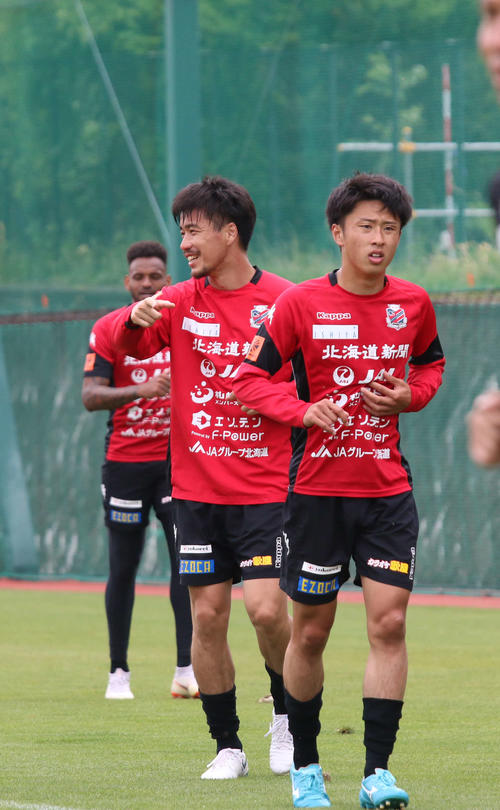 練習後ランニングする札幌MF早坂（左）とMF檀崎（撮影・保坂果那）