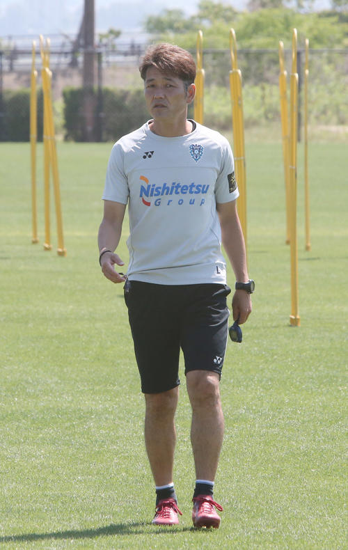 練習を見守る福岡久藤清一監督（撮影・菊川光一）