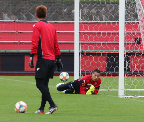 セーブ練習する札幌GKク（撮影・保坂果那）