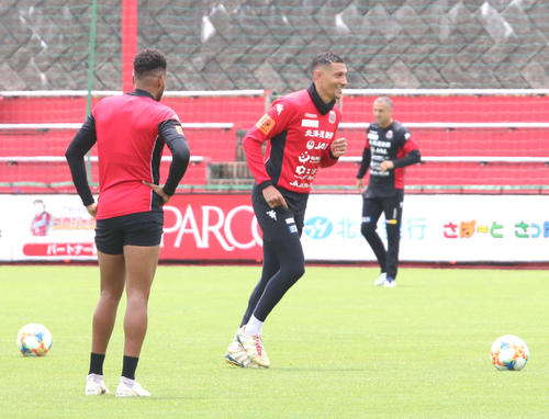 シュート練習をする札幌FWジェイ（右）（撮影・保坂果那）