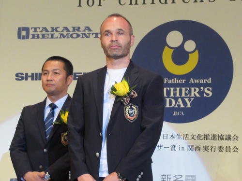 ベストファーザー賞を受賞した神戸MFイニエスタと左はC大阪の森島社長（撮影・実藤健一）