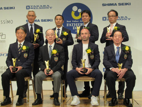 ベストファーザー賞を受賞した神戸MFイニエスタ（前列右から2人目）ら（撮影・実藤健一）