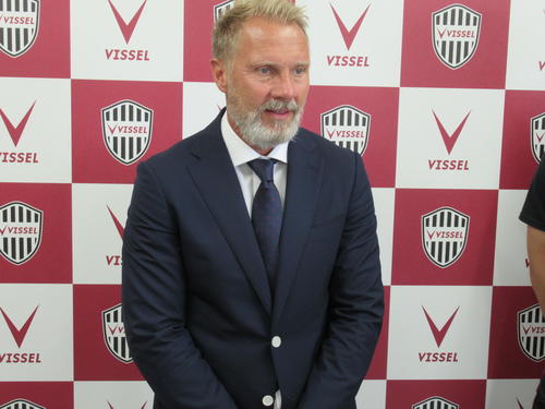会見に臨んだ神戸フィンク新監督（2019・6・14　神戸市いぶきの森球技場　撮影・実藤健一）