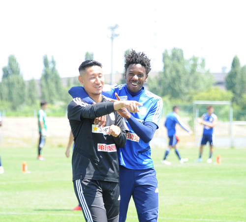 練習後、玉川エキップメントマネジャー（左）をいじる新潟フランシス