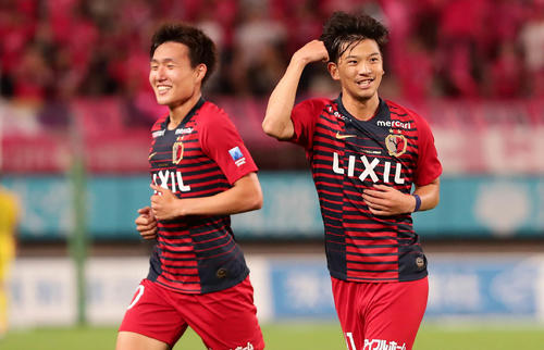 鹿島対C大阪　後半、鹿島MF白崎（右）がチーム2点目のゴールを決めて喜ぶ（撮影・丹羽敏通）