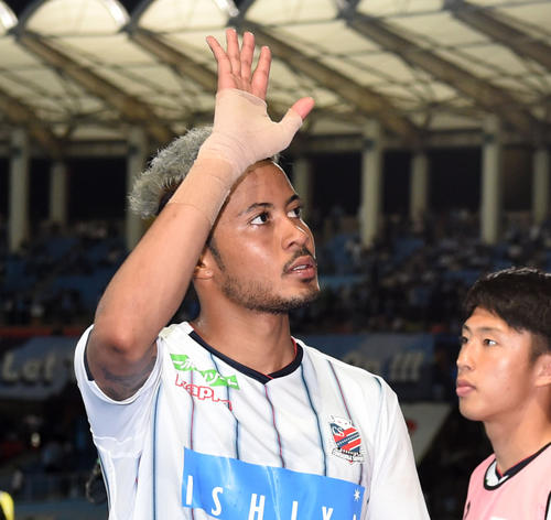 川崎F対札幌　試合を終え、サポーターの声援に応える札幌MF鈴木（撮影・横山健太）