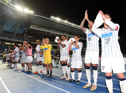 川崎F対札幌　試合を終え、サポーターにあいさつをする札幌イレブン（撮影・横山健太）