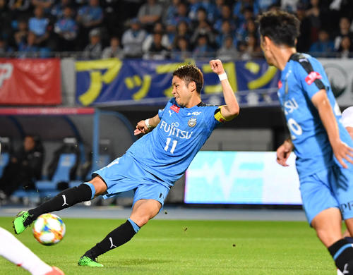 川崎F対札幌　後半、ゴールを決める川崎F・FW小林（撮影・横山健太）