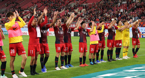 鹿島対C大阪　サポーターと共に勝利を喜ぶ鹿島イレブン（撮影・丹羽敏通）