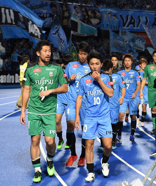 川崎F対札幌　試合を終え、ピッチを後にする川崎Fイレブン（撮影・横山健太）