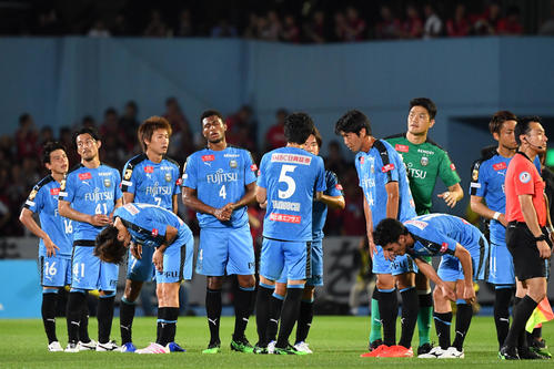 川崎F対札幌　引き分けに終わり、肩を落とす川崎Fイレブン（撮影・横山健太）