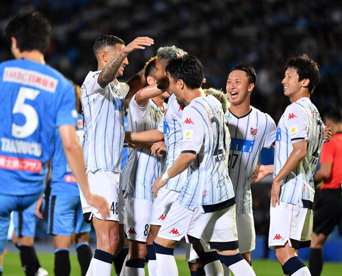 川崎F対札幌　前半、MF鈴木武蔵のPKで先制し歓喜する札幌イレブン（撮影・横山健太）