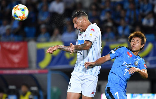 川崎F対札幌　前半、ヘディングする札幌FWジェイ（左）（撮影・横山健太）