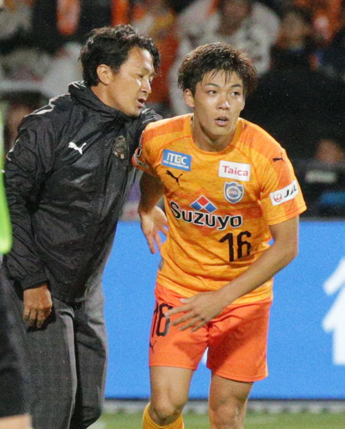 清水対横浜　後半、決勝ゴールを決め篠田監督（左）の祝福を受ける清水MF西沢（撮影・中島郁夫）