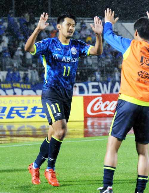 山形対水戸　後半21分、山形FW阪野（左）が先制ゴールを決め、タッチをかわす