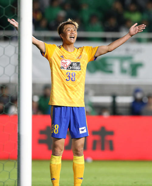 松本対仙台　後半、チームにげきを飛ばす仙台FW長沢（撮影・河田真司）