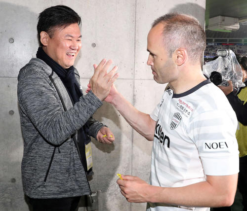 東京対神戸　決勝ゴールの神戸MFイニエスタ（右）を満面の笑みで迎える三木谷会長（撮影・松本俊）