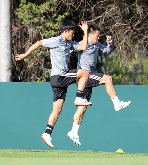 力強く飛び上がる久保（左）と岡崎（撮影・河野匠）