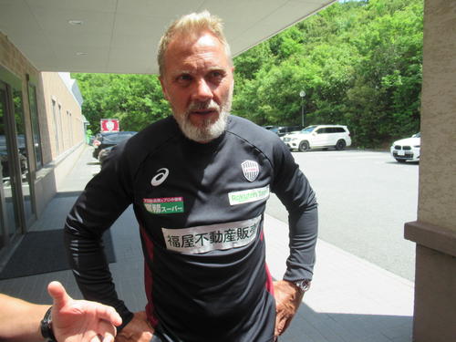 練習後、取材に応じる神戸フィンク監督