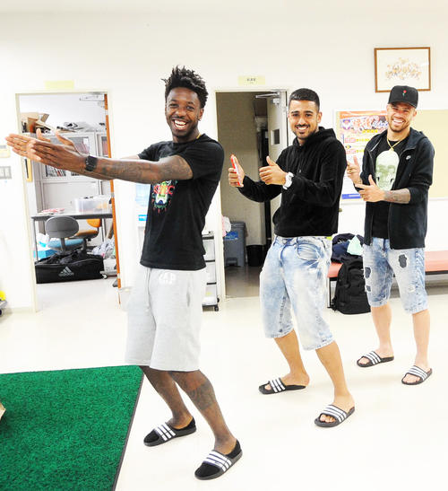 栃木戦のゴール後のパフォーマンスを再現するフランシス（左）、レオナルド（中）、シルビーニョ（撮影・斎藤慎一郎）