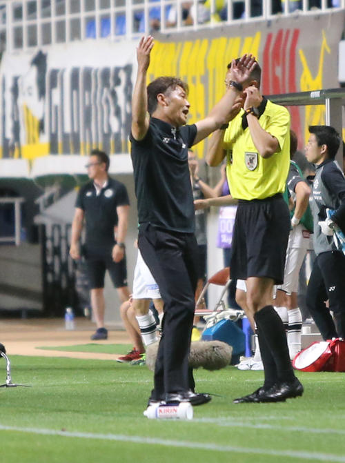 福岡対柏　後半ロスタイム5分に追いつかれ、悔しがる福岡の久藤清一監督（撮影・菊川光一）