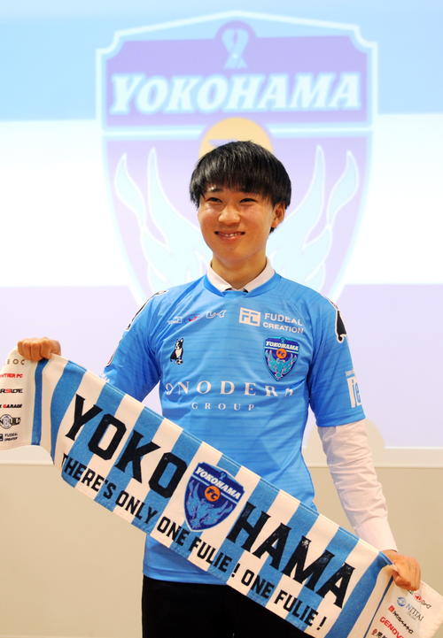 仙台大MF松尾佑介はJ2横浜FCに入団が内定して笑顔を見せる