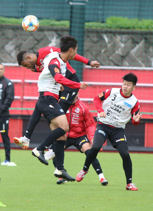 ゴール前で競り合う札幌FWロペス（中）（撮影・西塚祐司）