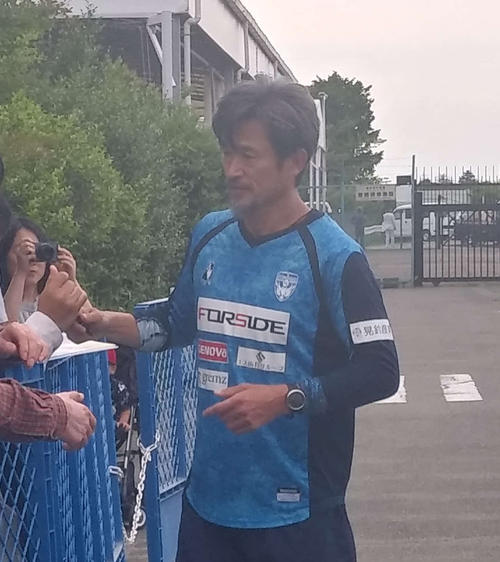 練習後にファンサービスに応じる横浜FCのFWカズ