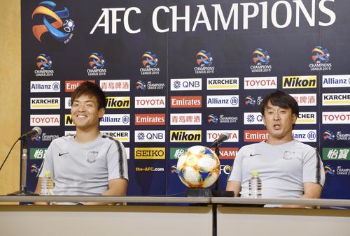 サッカーACLの蔚山戦に向け、意気込みを語る浦和・大槻監督。左はGK西川（共同）