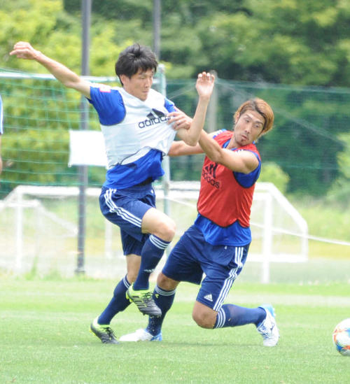 試合形式の練習でDF大武（右）はFW矢野と激しく競り合う