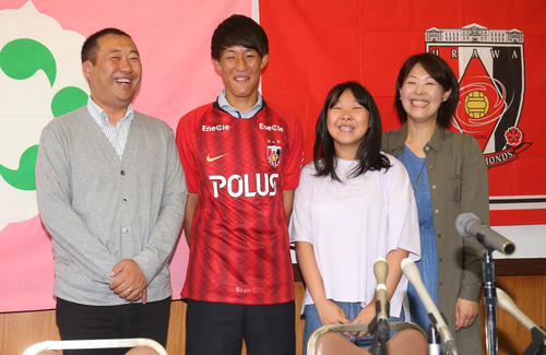 J1浦和への入団発表を行った青森山田MF武田（左から2人目）は、父修一さん、1人おいて妹花恋さん、母さおりさんと笑顔で記念撮影（撮影・野上伸悟）