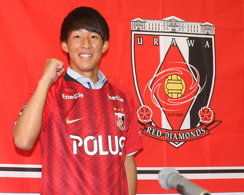 J1浦和への入団内定会見を行い笑顔を見せる青森山田MF武田（撮影・野上伸悟）
