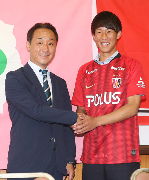 J1浦和への入団発表を行った青森山田MF武田主将（右）は、同校の黒田監督と笑顔で握手（撮影・野上伸悟）
