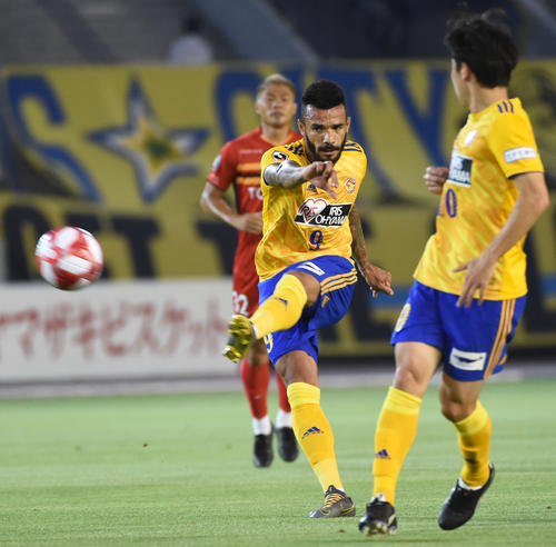 前半、シュートを放つ仙台FWハモン・ロペス（撮影・山田愛斗）