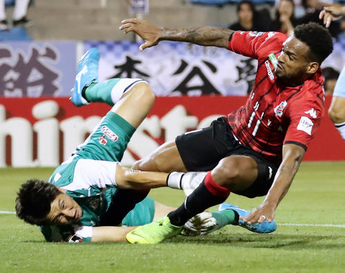 後半、勝ち越しゴールを決める札幌FWロペス（撮影・浅見桂子）