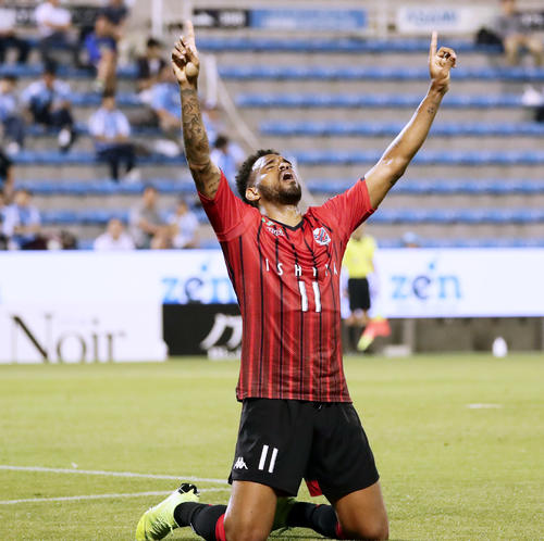 後半、勝ち越しゴールを決め、ひざまずいて天を指差す札幌FWロペス（撮影・浅見桂子）