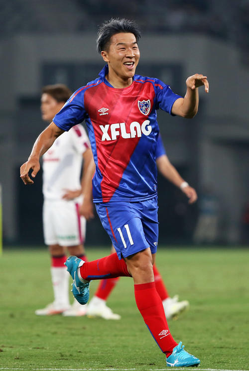 前半、ゴールを決め、笑顔でメンバーの元へ走る東京FW永井（撮影・河田真司）