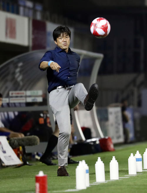 前半、転がってきたボールを蹴り上げる磐田・名波監督