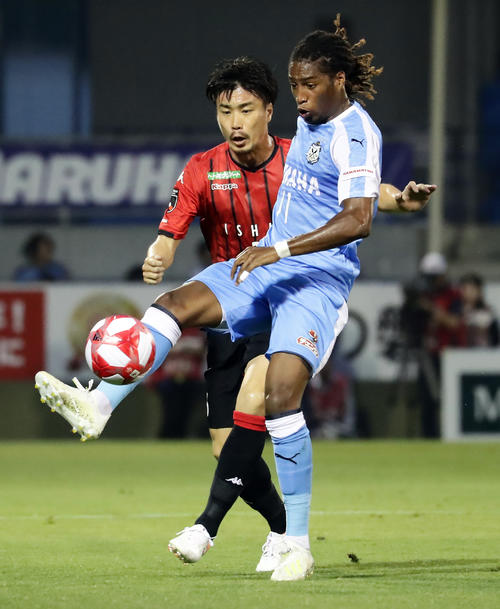 磐田対札幌　前半、ボールを奪い合う磐田FWロドリゲス（右）と札幌DF早坂（2019年6月19日撮影・浅見桂子）