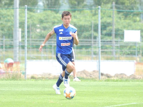 前日練習でドリブルを仕掛けるFW渡辺新