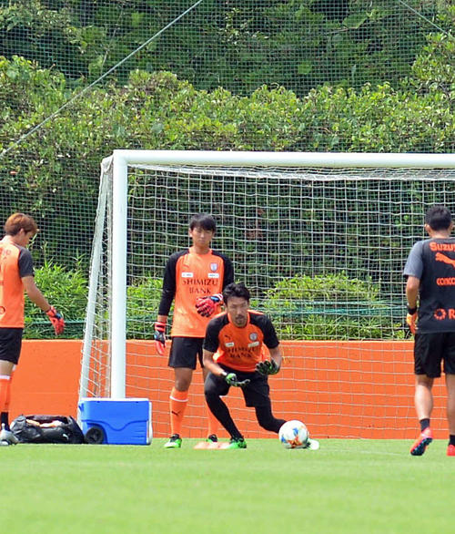 8試合ぶりの完封を誓った清水GK西部（右から2人目）