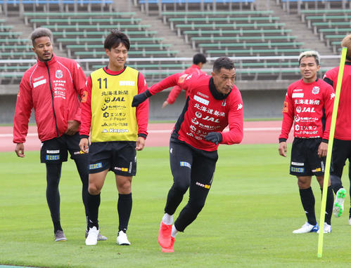 ダッシュする札幌FWジェイ（左から3人目）（撮影・保坂果那）
