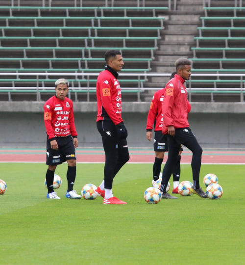 シュート練習で順番を待つ（左から）札幌MFチャナティップ、FWジェイ、FW鈴木（撮影・保坂果那）