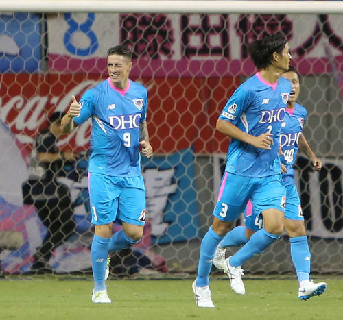 2018年8月22日、鳥栖対神戸　後半、来日初ゴールでウインクする鳥栖FWフェルナンドトーレス（左）（撮影・菊川光一）