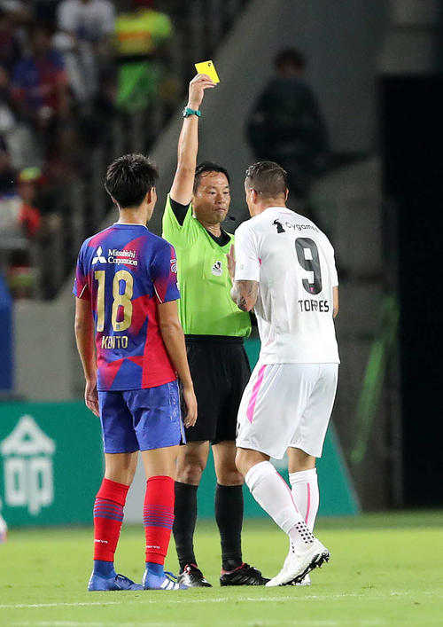2018年9月2日、東京対鳥栖　前半、警告を受ける鳥栖FWフェルナンドトーレス（右）（撮影・鈴木正人）
