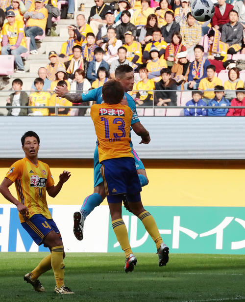 2018年10月20日、仙台対鳥栖　前半、ヘディングでチーム2点目のゴールを決める鳥栖FWフェルナンドトーレス（撮影・丹羽敏通）