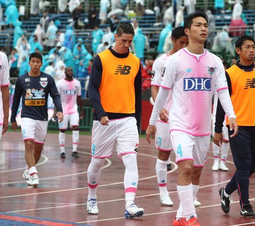 2019年6月22日、札幌対鳥栖　試合後、引き揚げるフェルナンドトーレス（中央）（撮影・黒川智章）